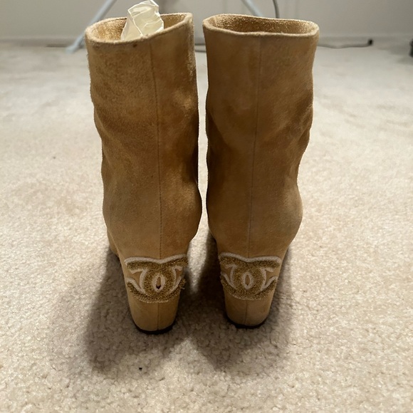 Chanel Camel Suede Peep Toe Ankle Boots.
Size 36.5C Made in Italy - Picture 5 of 14